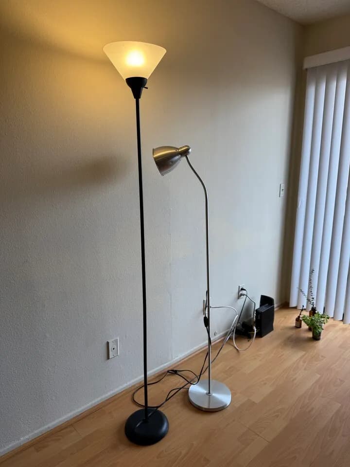 플로어 램프/스탠드 조명 2개
					전자/가전
					Los Angeles