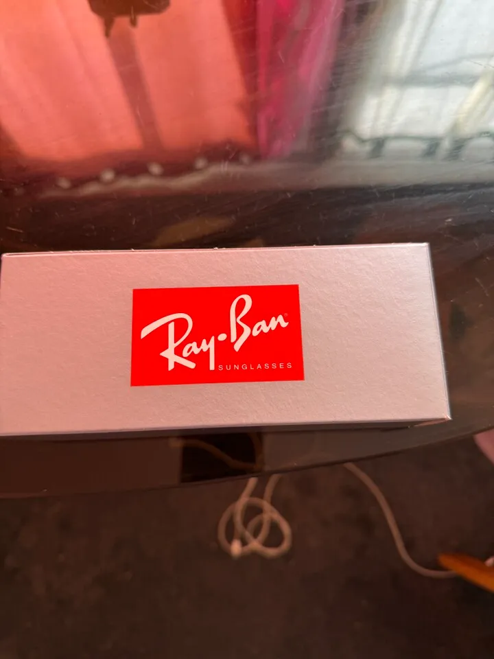 레이벤 선글라스 팔아요
					기타
					한타