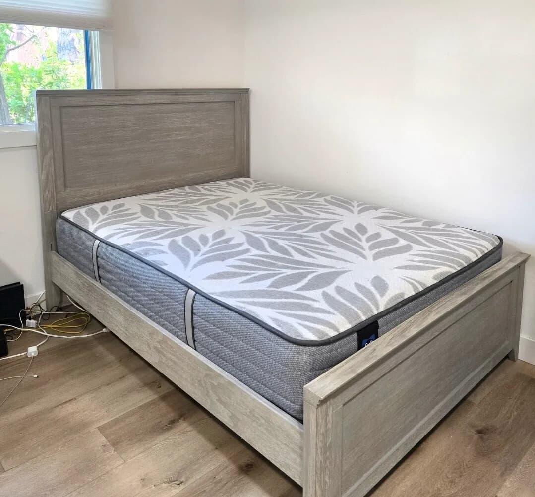 아주 깨끗하고 탄탄한 Sealy Posturepedic 매트리스
					가구
					La Canada