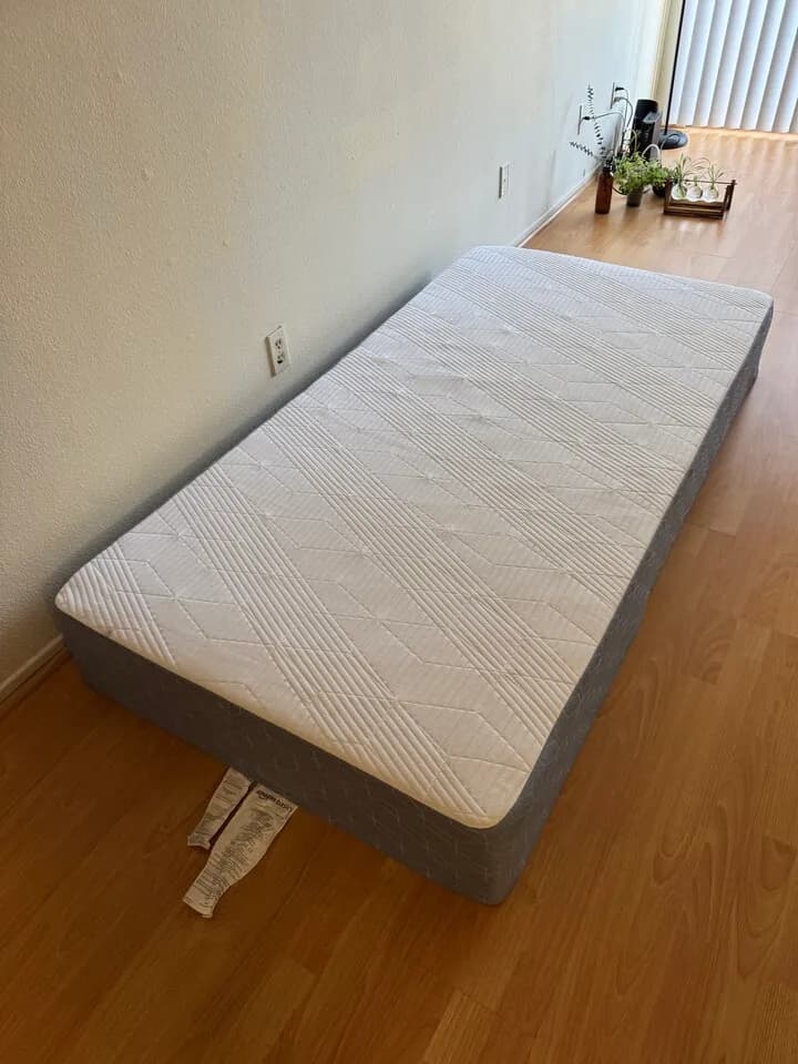 10인치 트윈사이즈 메모리폼 매트리스
					가구
					Los Angeles