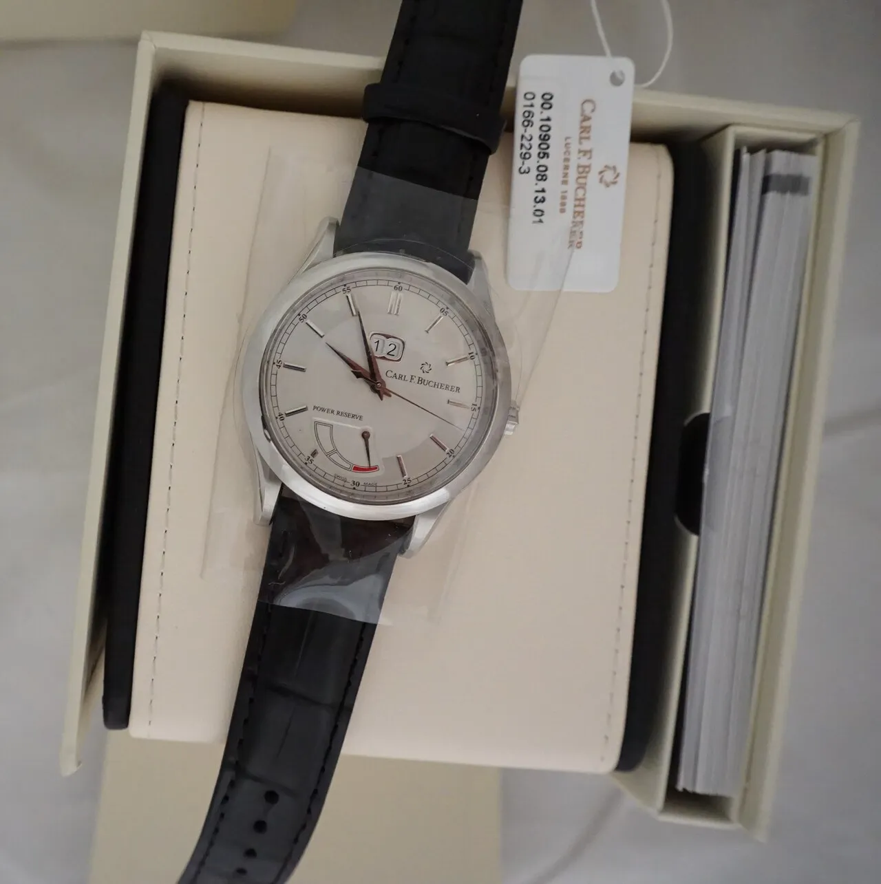 Carl F. Bucherer Patravi Manero BigDate 시계 ($4640)
					의류/패션
					오렌지카운티