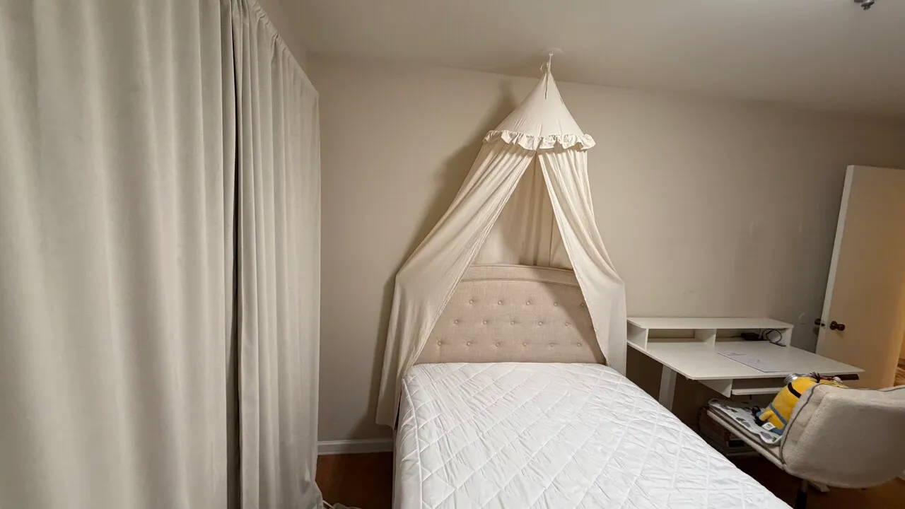 LA 한인타운 1/31 급무빙세일. 상태 최상급 가구 (화장대, 책상, 침대)
					가구
					한인타운 Irolo St.