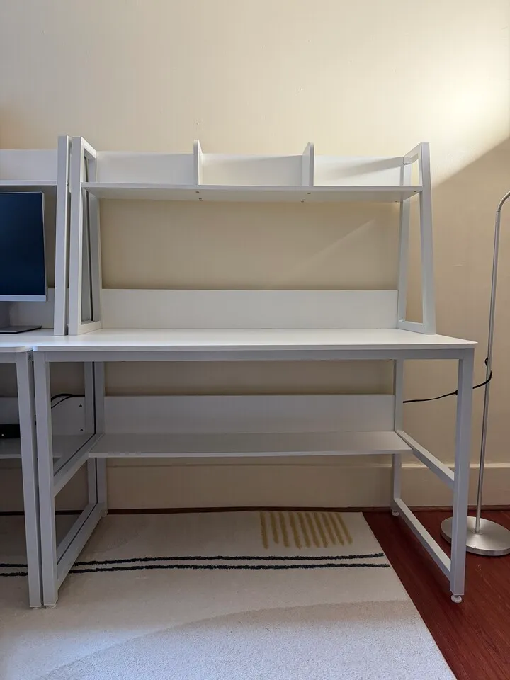 1년만 사용한 깨끗한 컴퓨터책상 팝니다!
					가구
					La한타