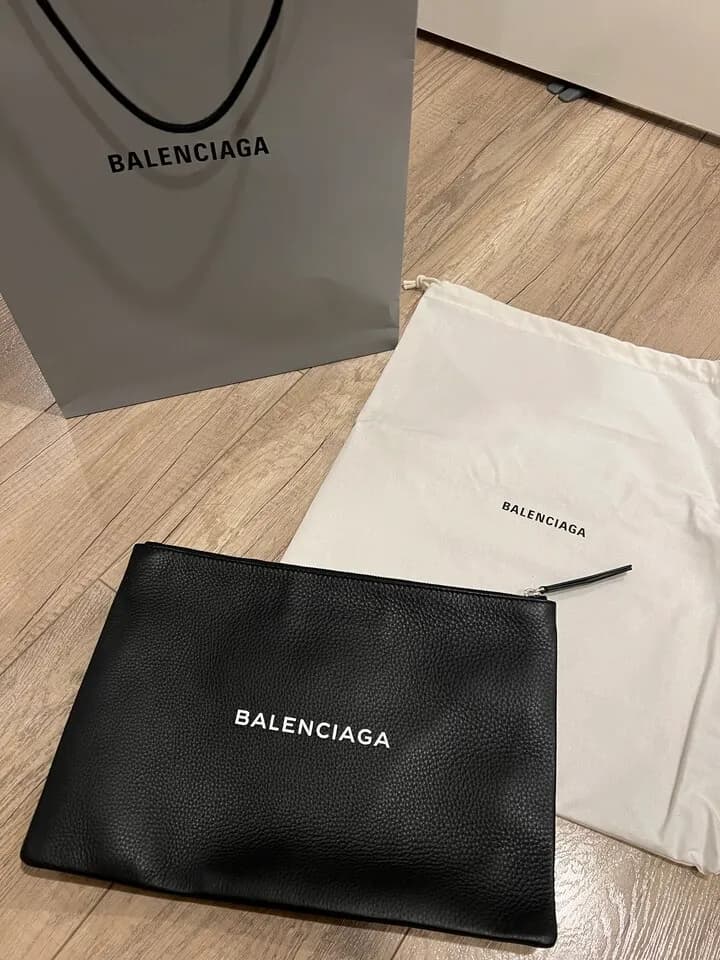 발엔시아가 클러치백 단종모델
					의류/패션
					Los Angeles