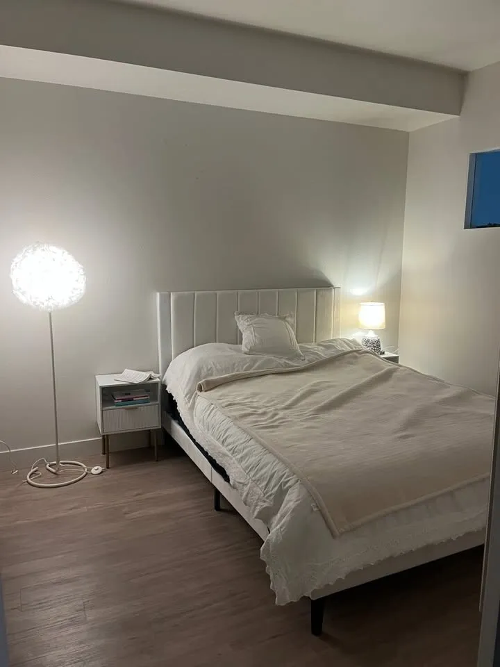 퀸사이즈 베드 프레임
					무빙세일
					Los Angeles