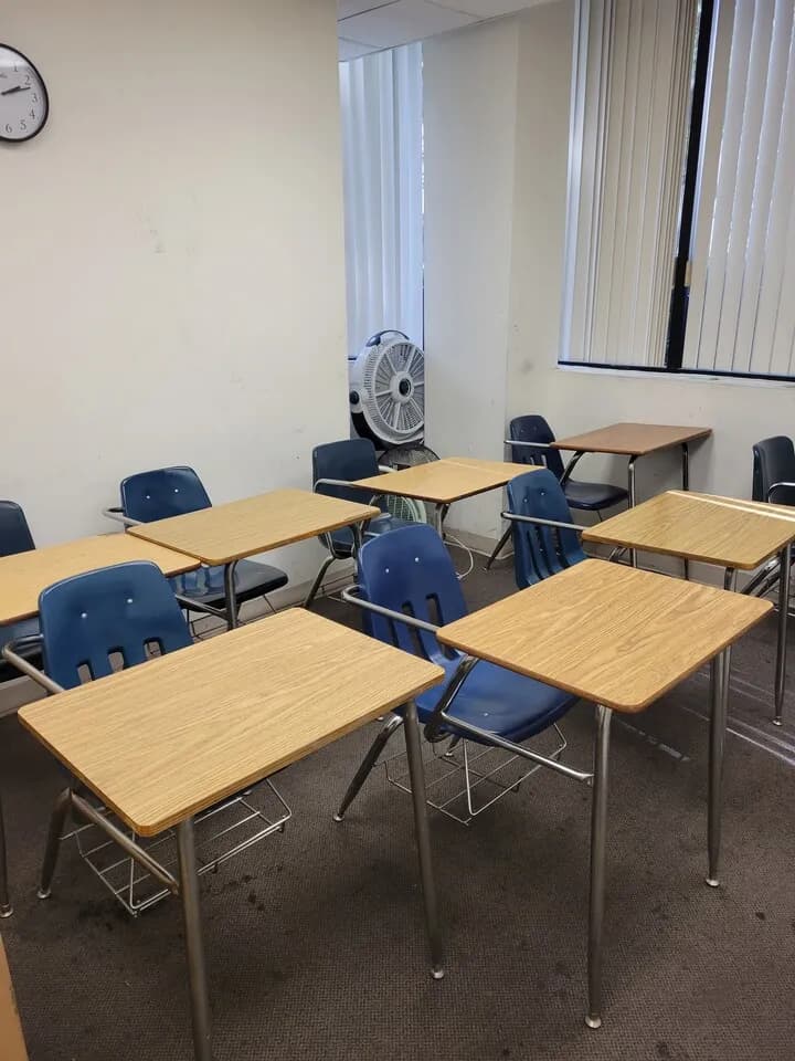 학원용 학생 책상-의자콤보 (모두 20개)
					무료나눔
					Los Angeles