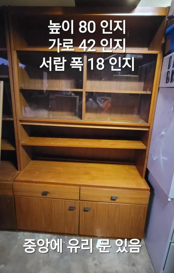 튼튼한 원목 책장및 장식장 (깨끗함)
					무빙세일
					Oc 부에나팍