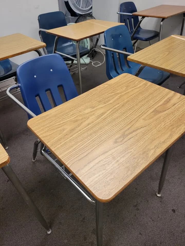 학원에서 사용하던 책상 의자 콤보 4개만 남았습니다.
					무료나눔
					Los Angeles