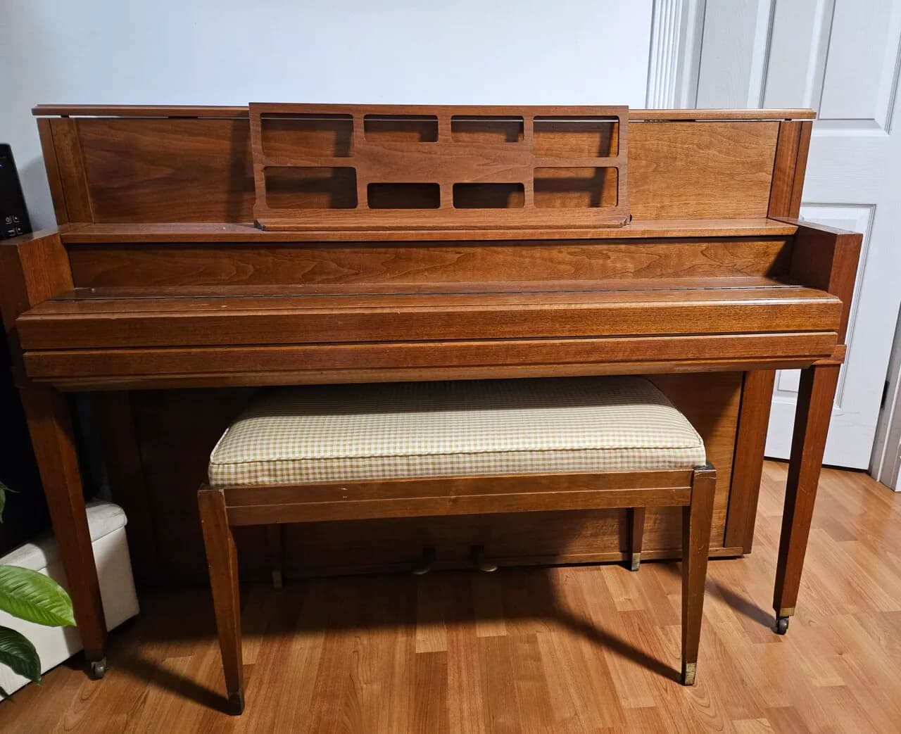 STEINWAY & SONS 피아노
					기타
					La 한인타운