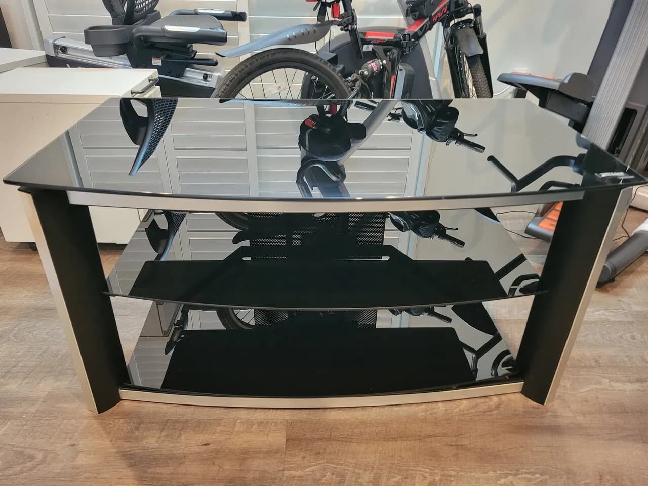 블랙 유리 TV 스탠드 / 오디오랙 – 튼튼함, 깔끔함
					무빙세일
					Lakewood