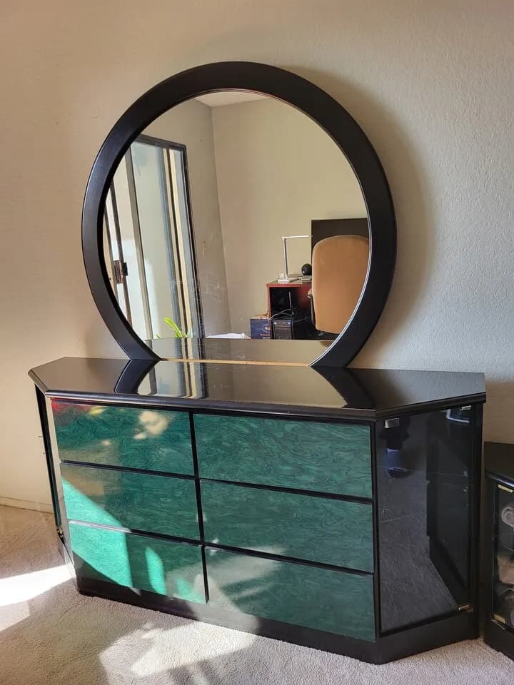 서랍과 거울 달린 화장대 급하게 팝니다.
					무빙세일
					Glendale