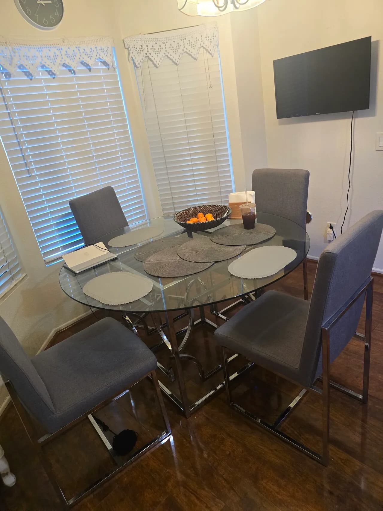 4인용 식탁
					무빙세일
					Diamond Bar