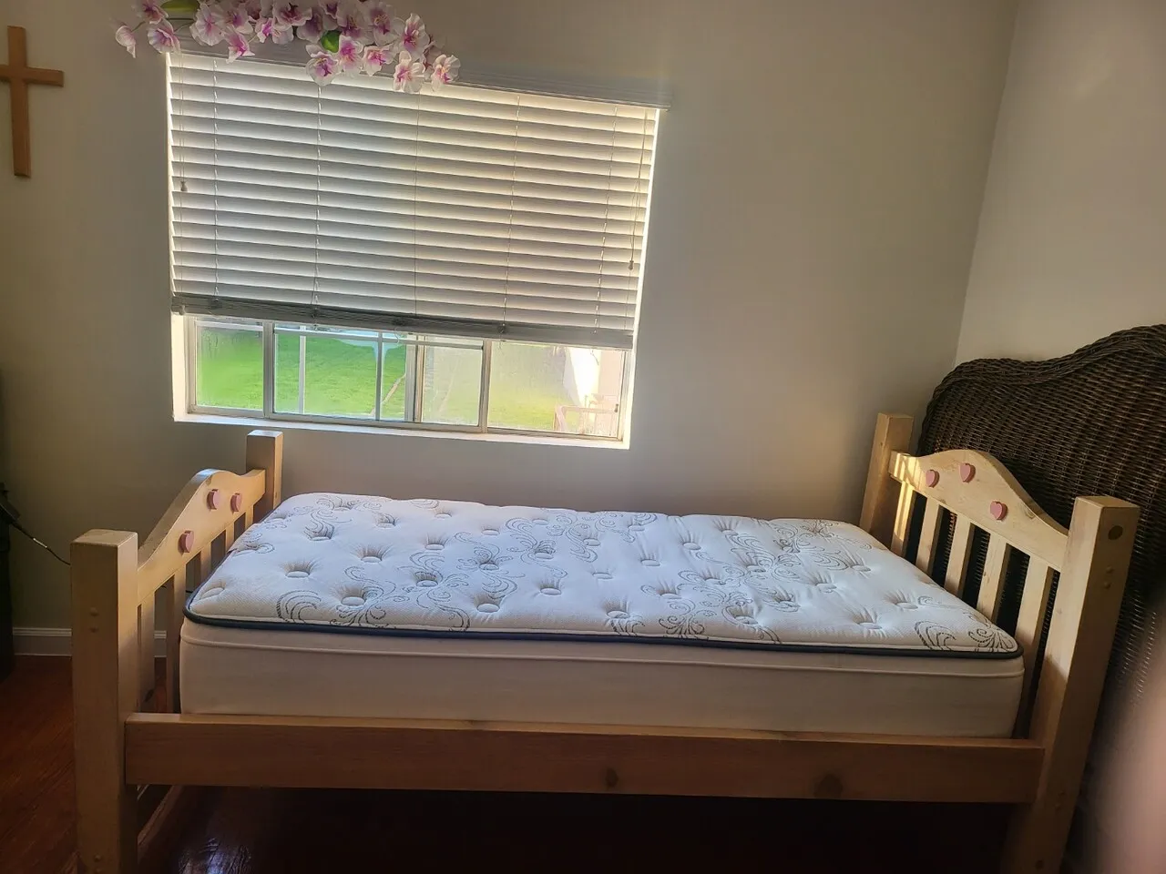 Good Single Bed with Mattress
					가구
					Glendale