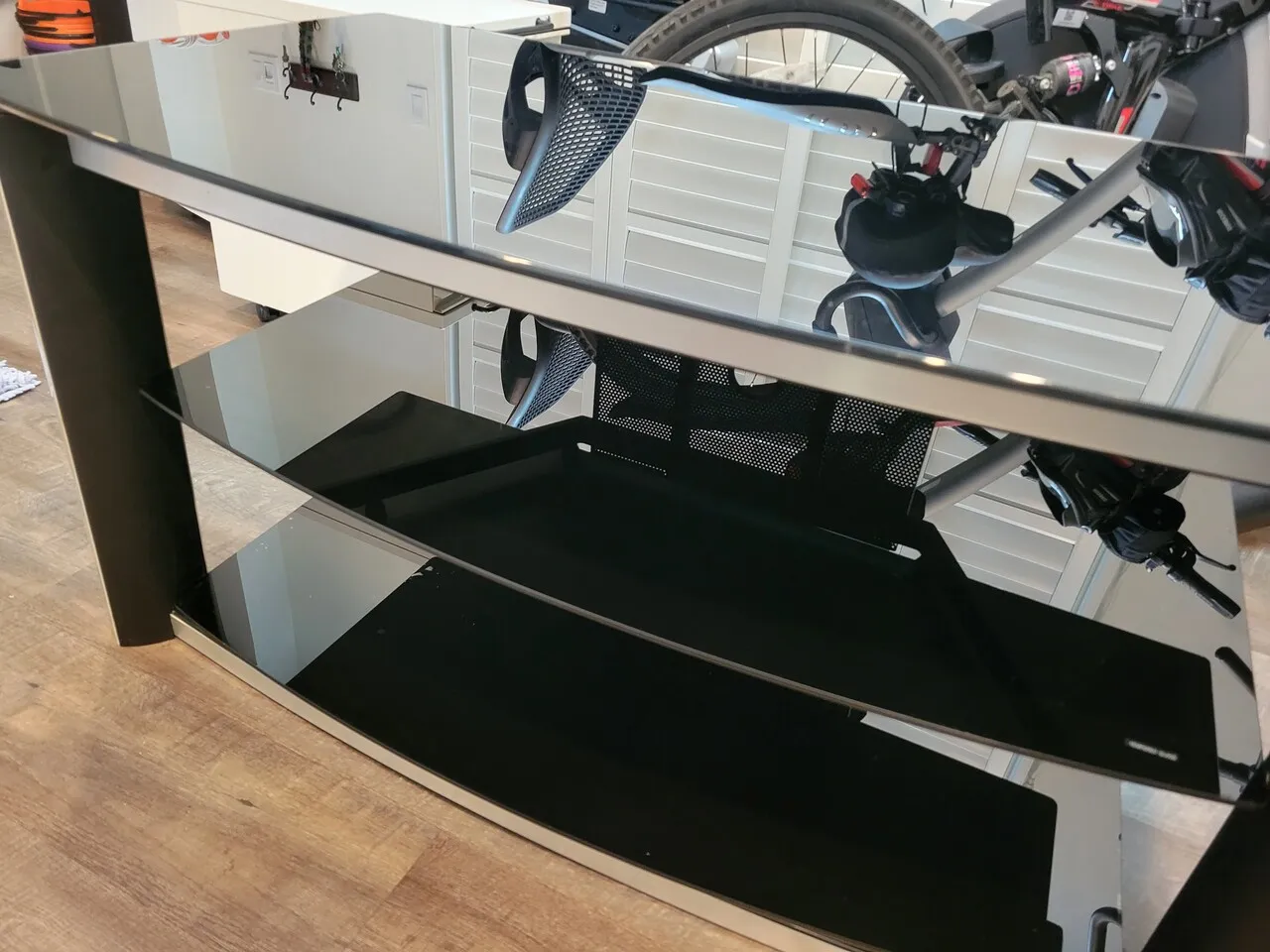 블랙 유리 TV 스탠드 / 오디오랙 – 튼튼함, 깔끔함
					무빙세일
					Lakewood