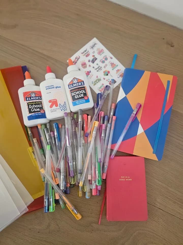 폴더, 팬, 컬러팬슬, 필통, 풀 등 문구류 전부
					무빙세일
					Los Angeles