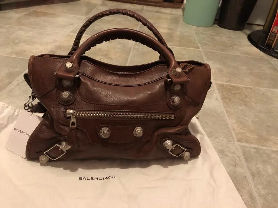 루비톻 가방 1500, 발렌시아 1100
					의류/패션
					Los Angeles