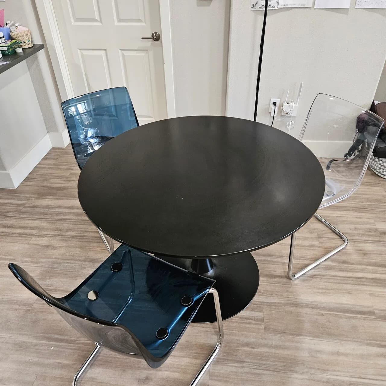 이케아 원형식탁( 테이블) 투명의자 3개
					가구
					LA