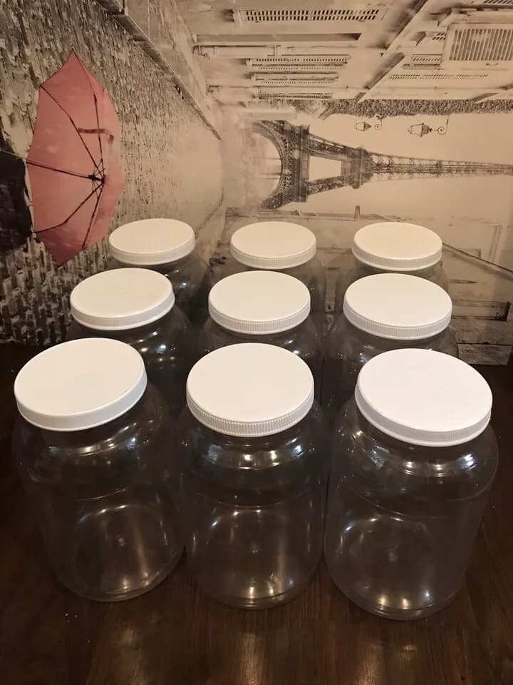 큰 김치병 10개와 유리병,두 종류의 빨래 바구니와 옷걸이
					무빙세일
					Los Angeles