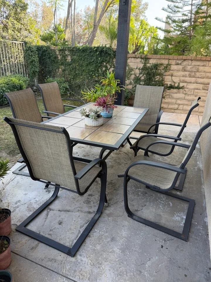 야외용 식탁 및 의자 (6개)
					무빙세일
					발렌시야