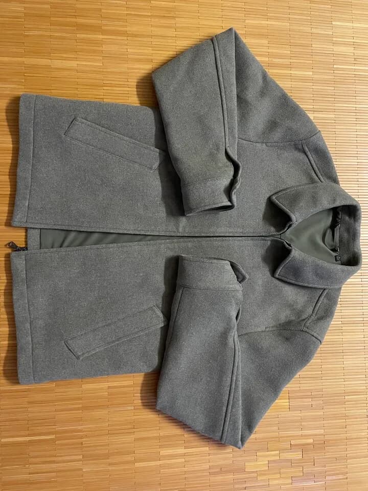 Uniqlo Unisex Jacket
					의류/패션
					Los Angeles