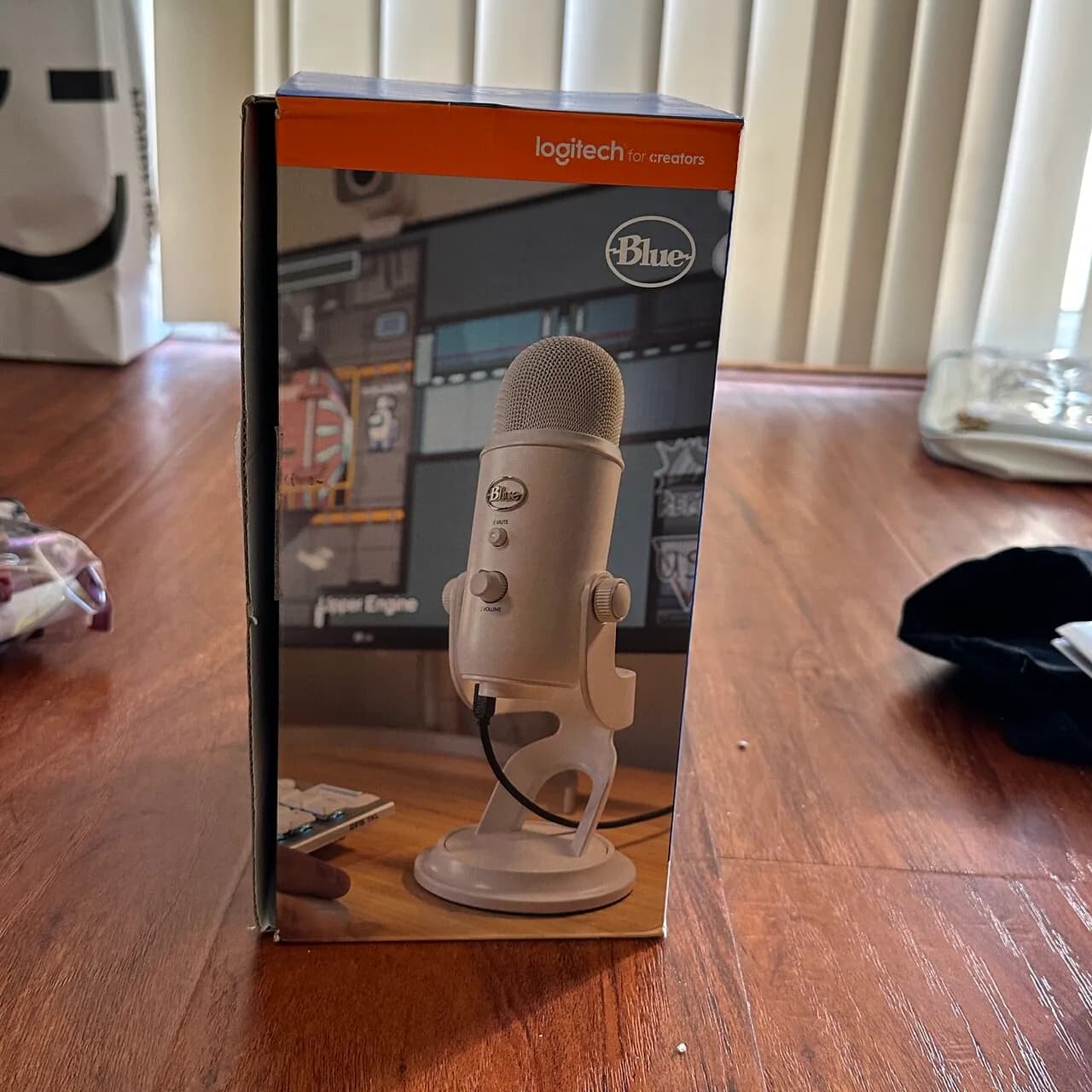 예티 블루 마이크 + 마이크 암 스탠드
					전자/가전
					Pasadena