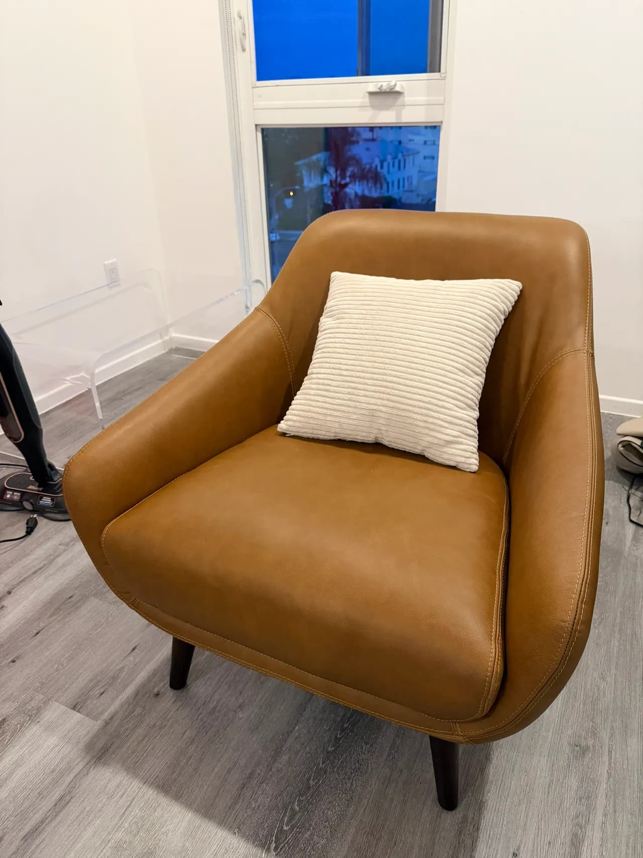 arm chair 소파
					무빙세일
					Los Angeles