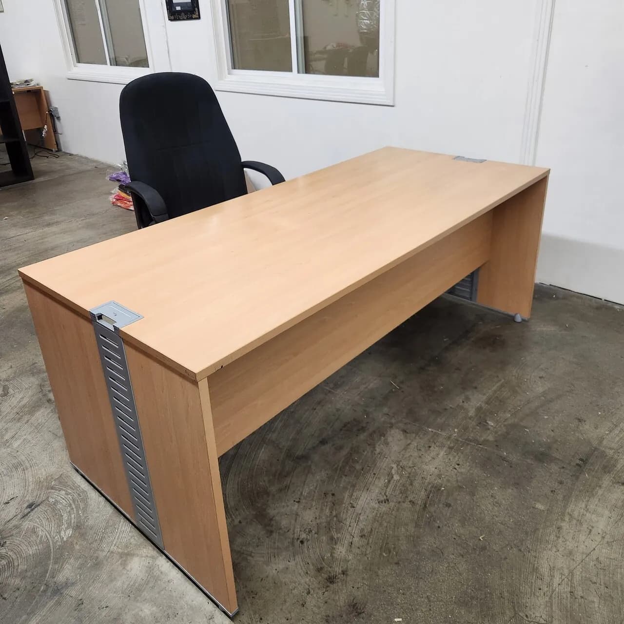 오피스책상2개
					가구
					Los Angeles