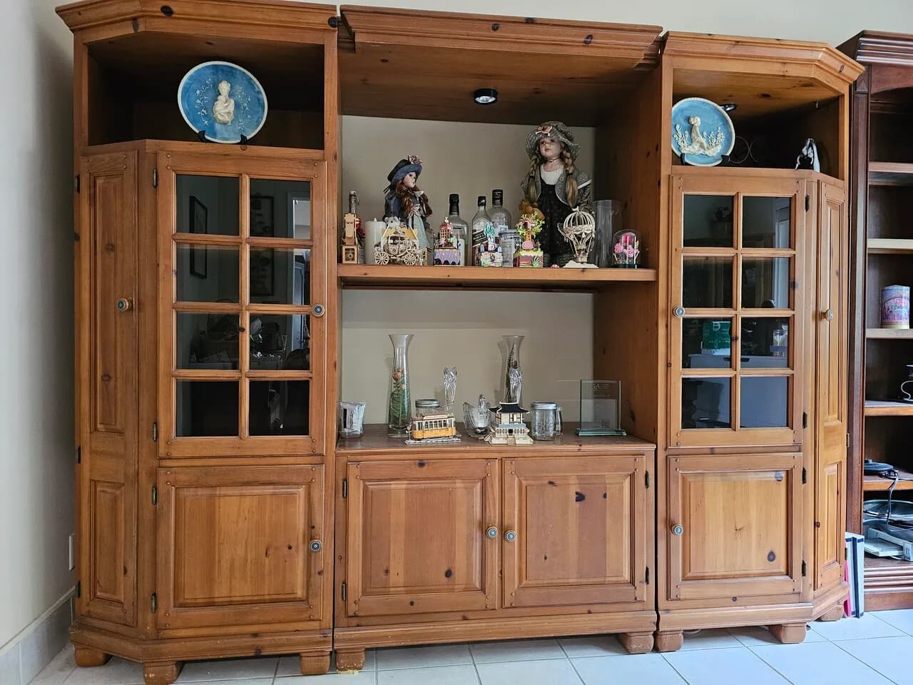 원목 장식장 싸게 팝니다.
					가구
					Cypress