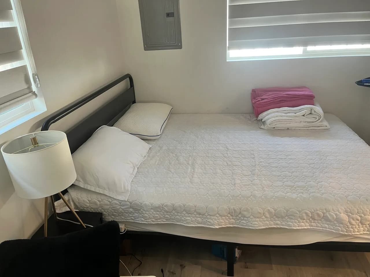 퀸 사이즈 메트리스/frame
					가구
					Los Angeles