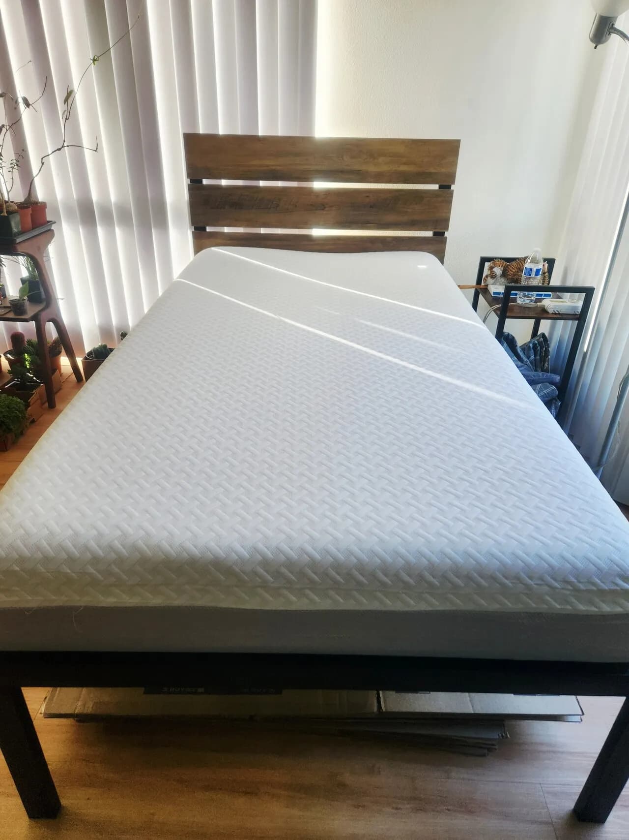 twin 침대 프레임과 bunkie board (새것)
					무빙세일
					Los Angeles