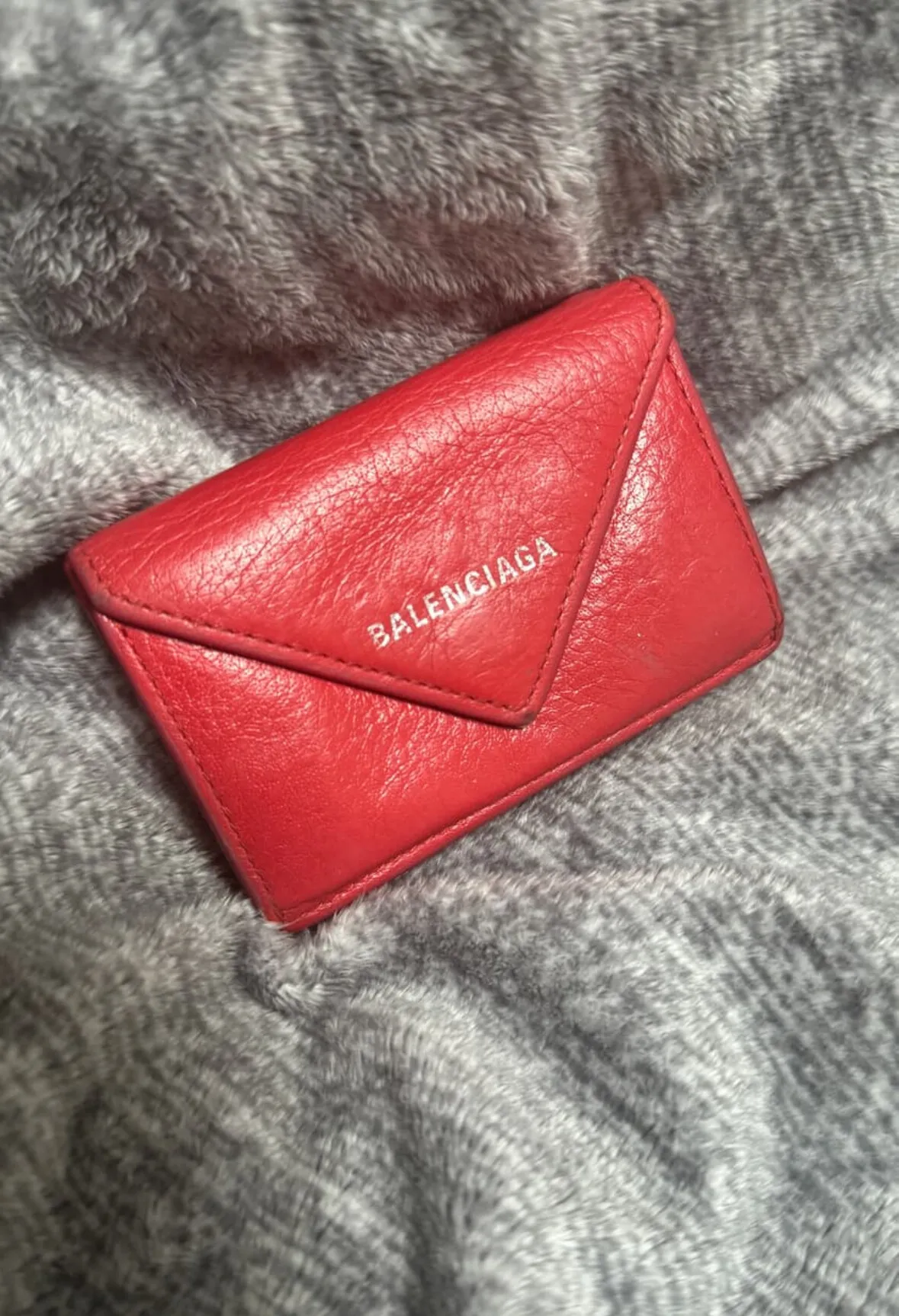 발렌시아가 레드 지갑
					의류/패션
					Los Angeles