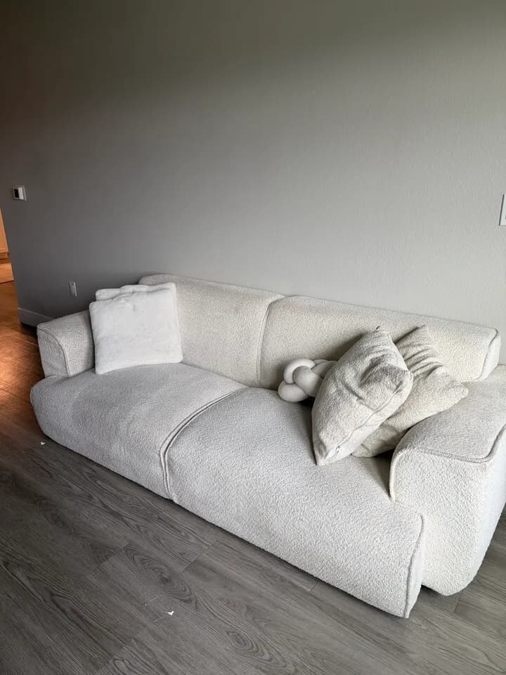 Sherpa White Sofa
					가구
					Whittier