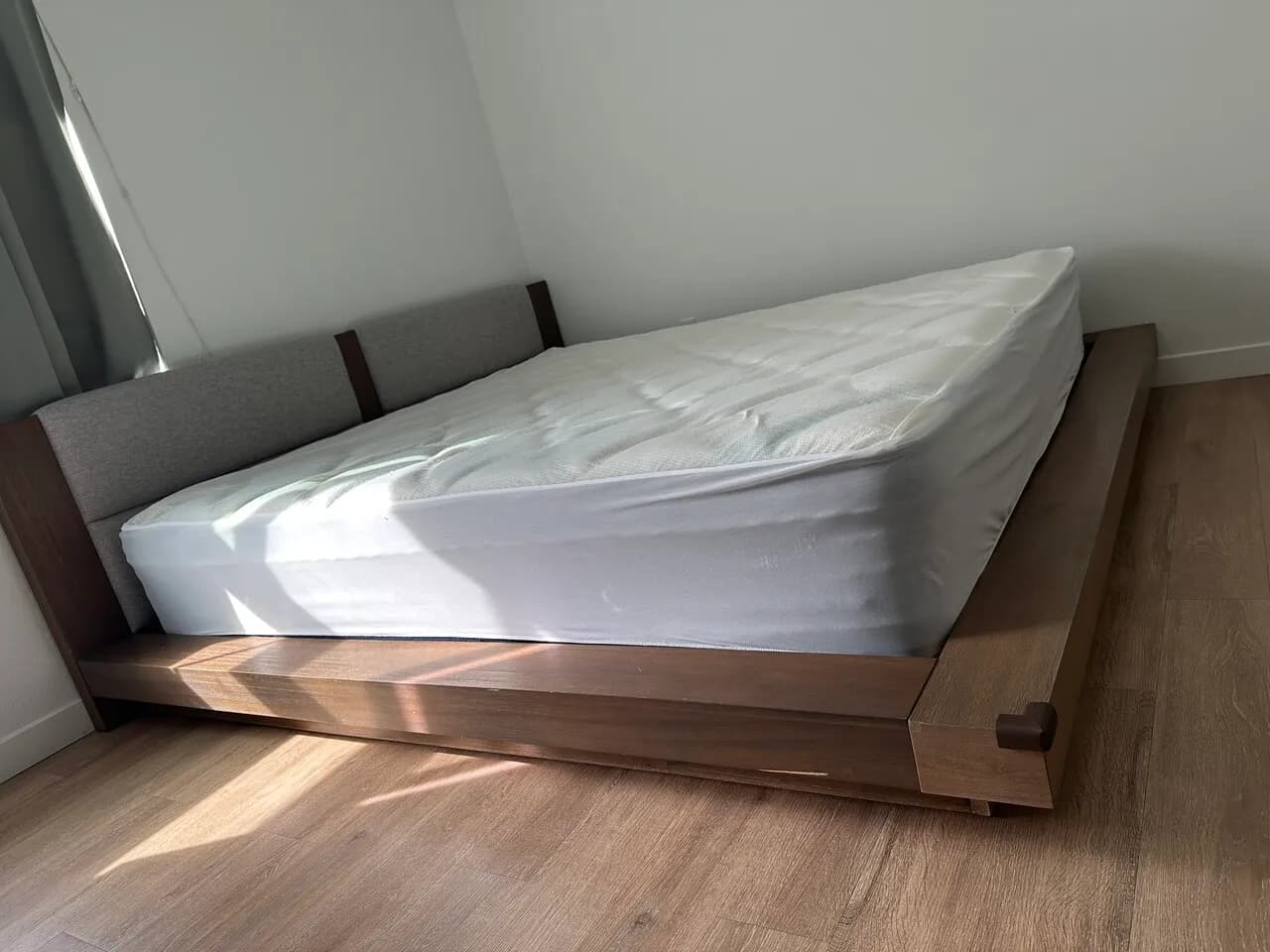 king size bed frame and dreamcloud hybrid matress
					가구
					Fullerton