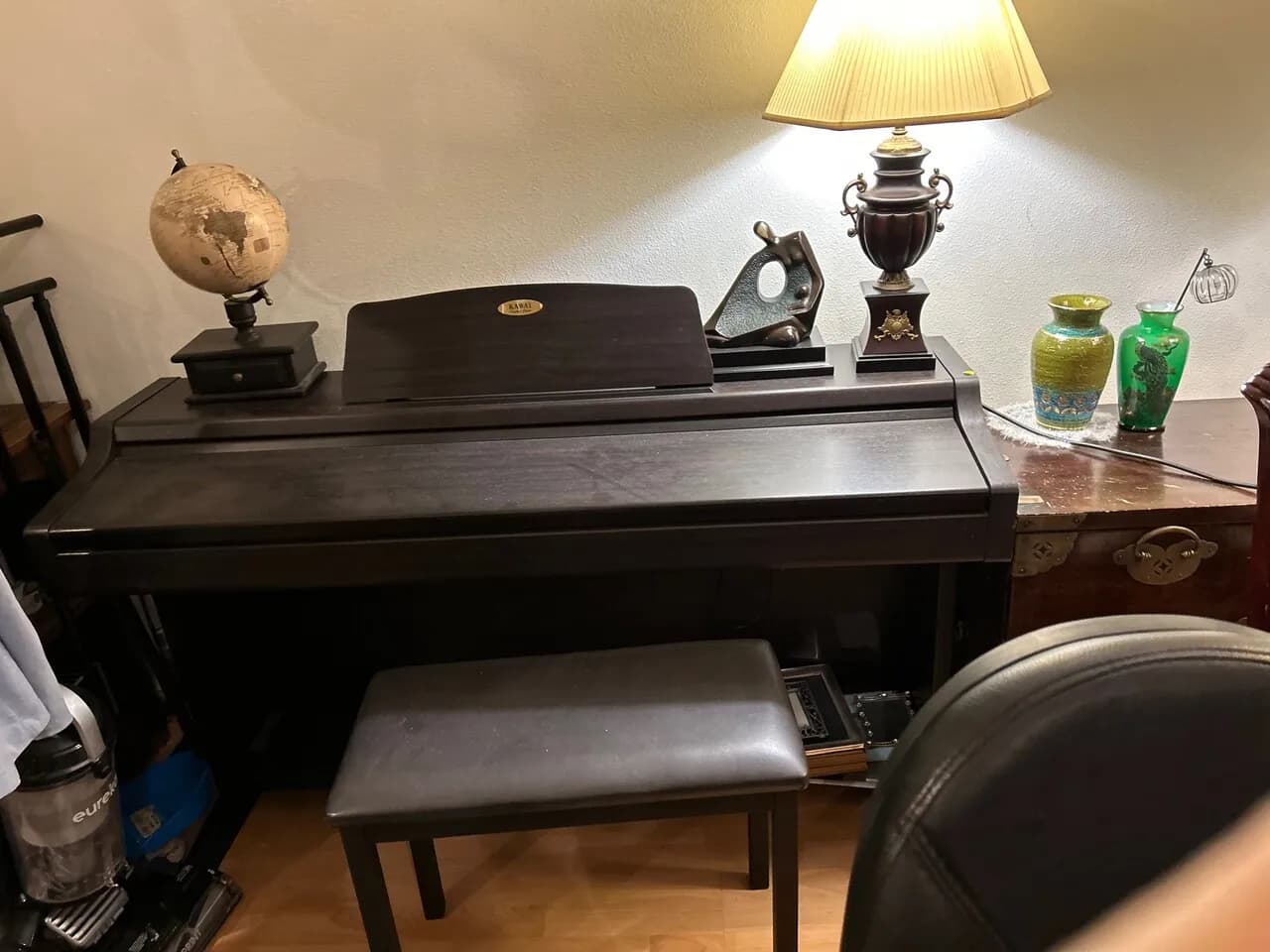 돌침대 가져가시면 김치 냉장고, 전자 피아노, 소파, 식탁 등등 100불에 드립니다.
					무빙세일
					Seal Beach