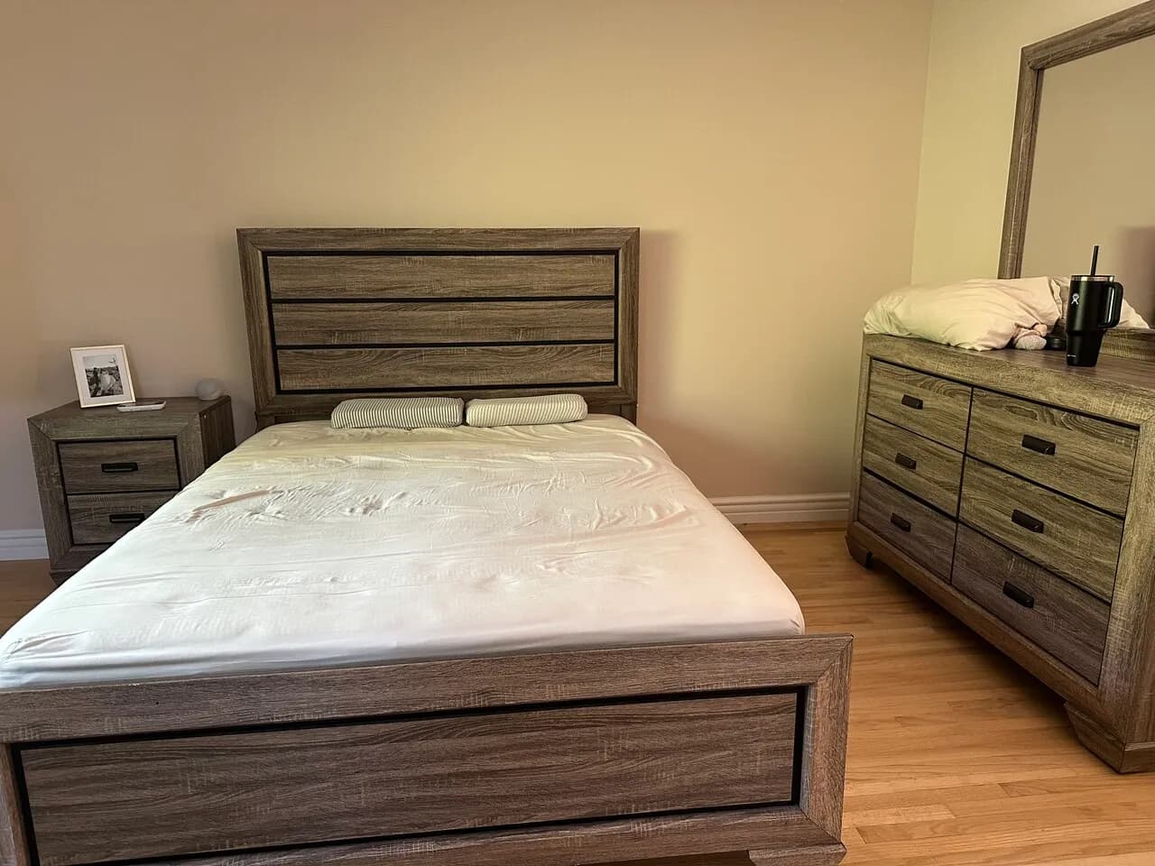 A bedroom set
					무빙세일
					Fullerton