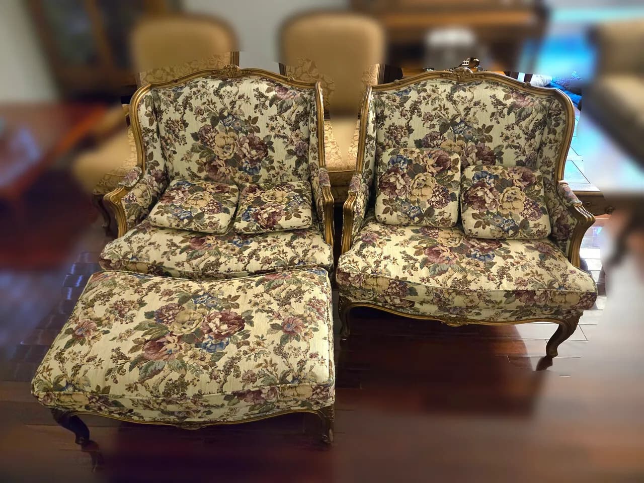 빈티지 안락의자 2개 + 오토만
					무빙세일
					Fullerton