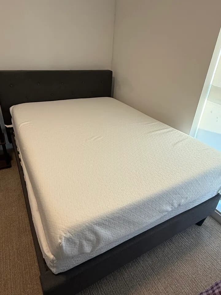 Zinus full size 매트리스 와 프레임 set
					가구
					Koreatown