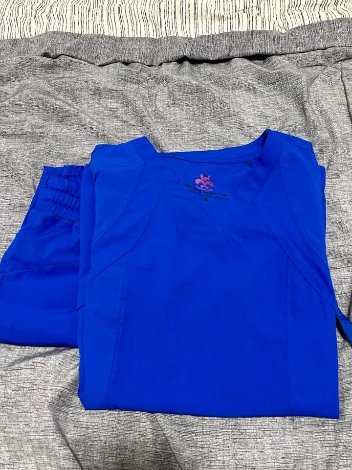 간호사 병원복 S 사이즈 4벌과 긴팔 가운 1개
					의류/패션
					Los Angeles