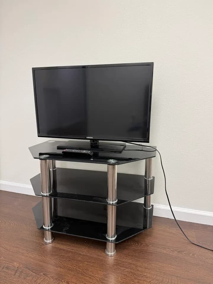 Samsung 삼성 32인치 TV + TV스탠드
					무빙세일
					Los Angeles