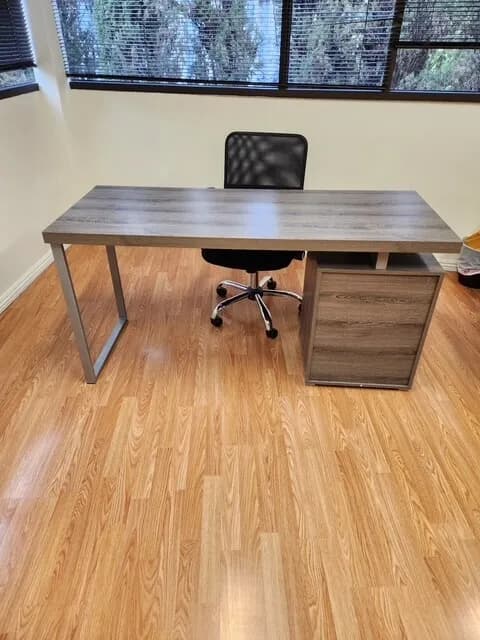 심플한 사무용 책상과 의자
					가구
					Los Angeles