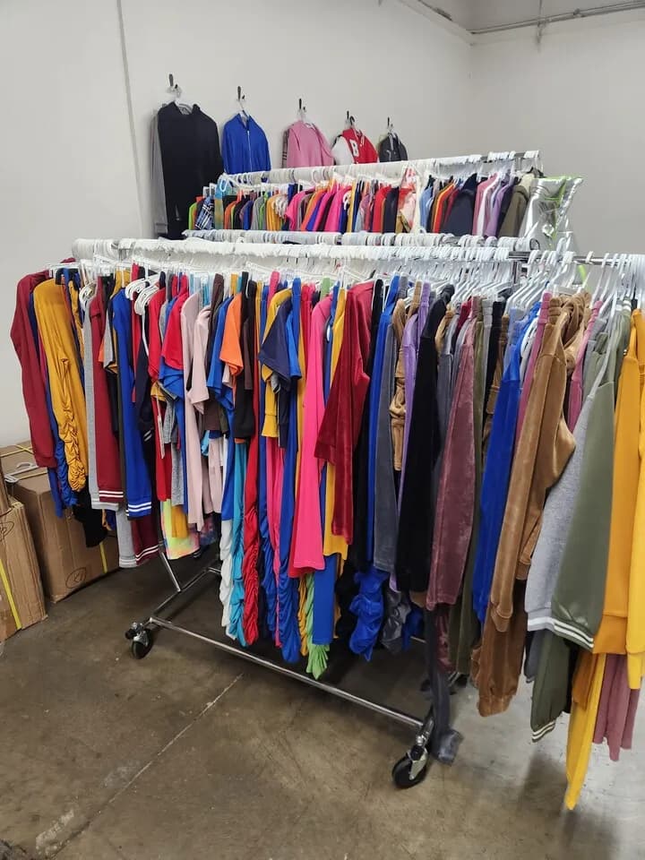 의류
					무빙세일
					Los Angeles