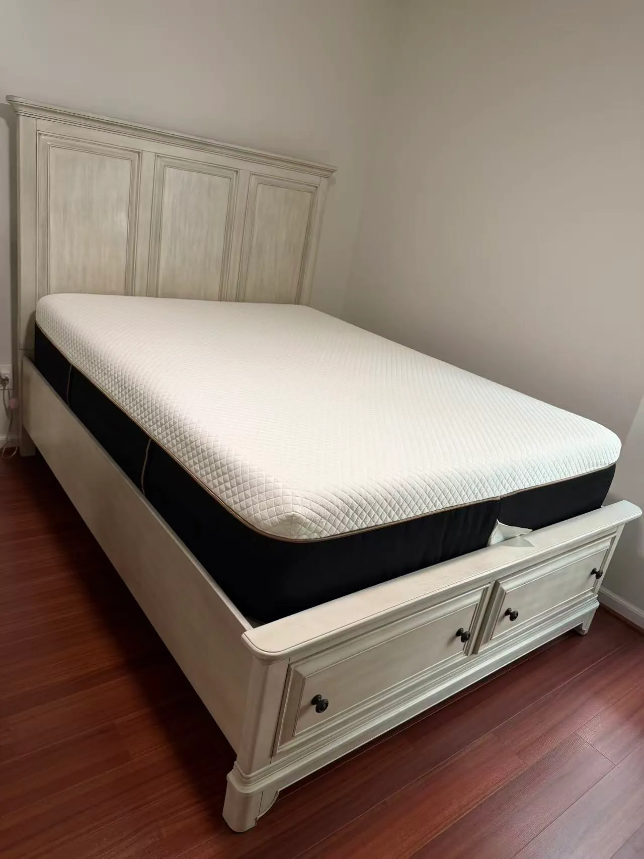 퀸사이즈 침대 판매합니다. (매트리스 포함)
					가구
					코리아타운 갤러리아 근처