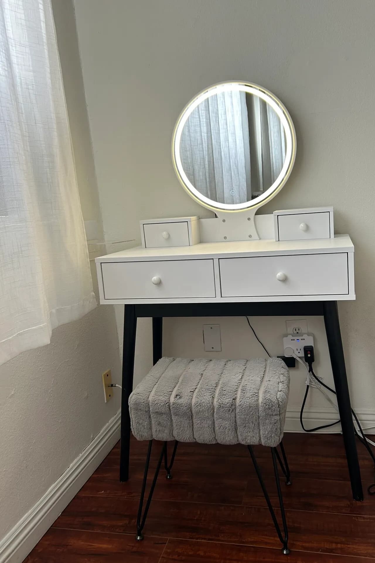 화장품대 팔아요 무빙세일
					가구
					Los Angeles