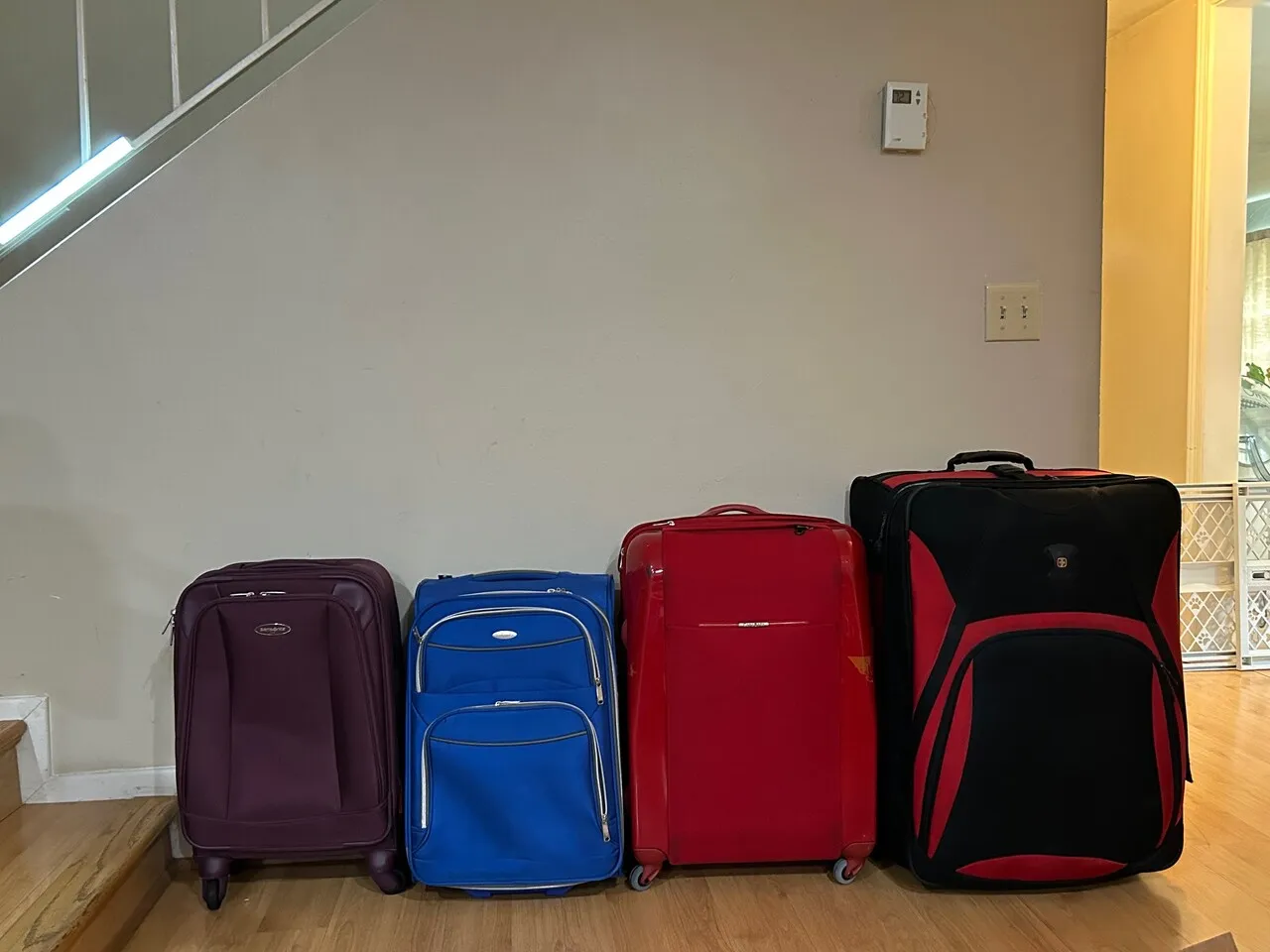 무빙세일 의자 등등.
					무빙세일
					Rowland Heights