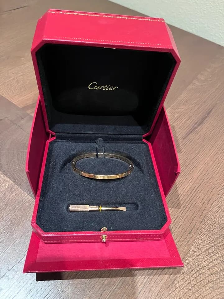 까르띠에 러브스몰팔찌 로즈골드 사이즈17
					의류/패션
					La K-town