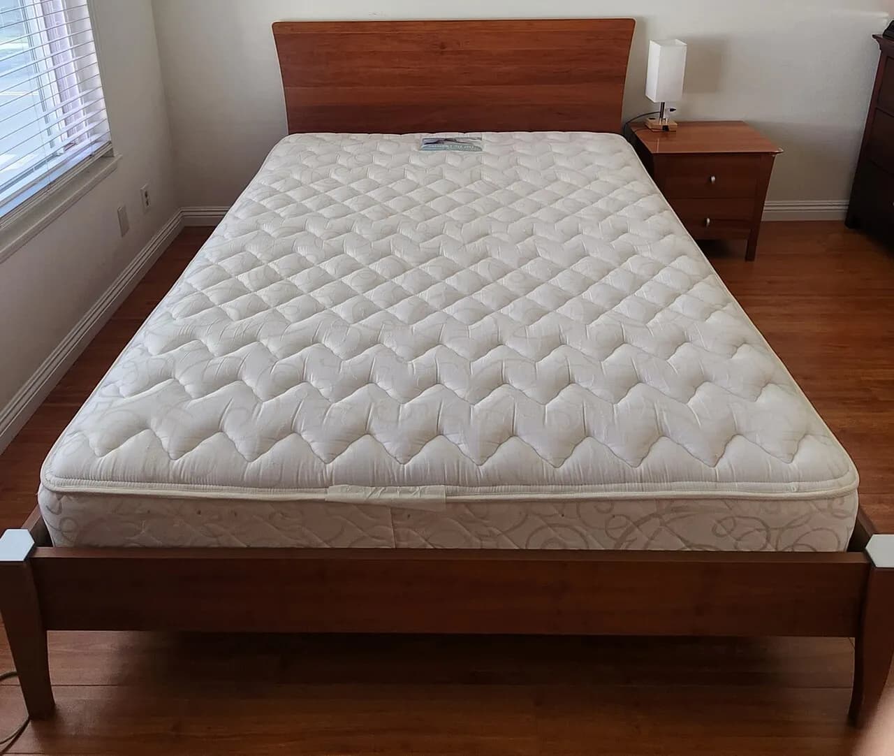 더블사이즈 침대
					가구
					Garden Grove