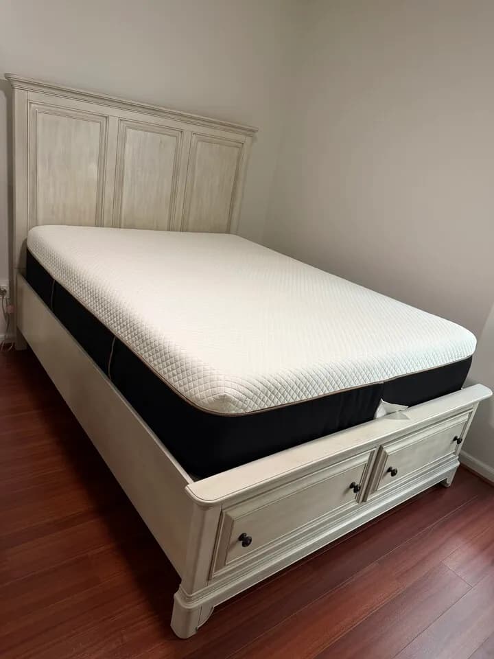 퀸사이즈 침대 판매합니다. (매트리스 포함)
					가구
					코리아타운 갤러리아 근처