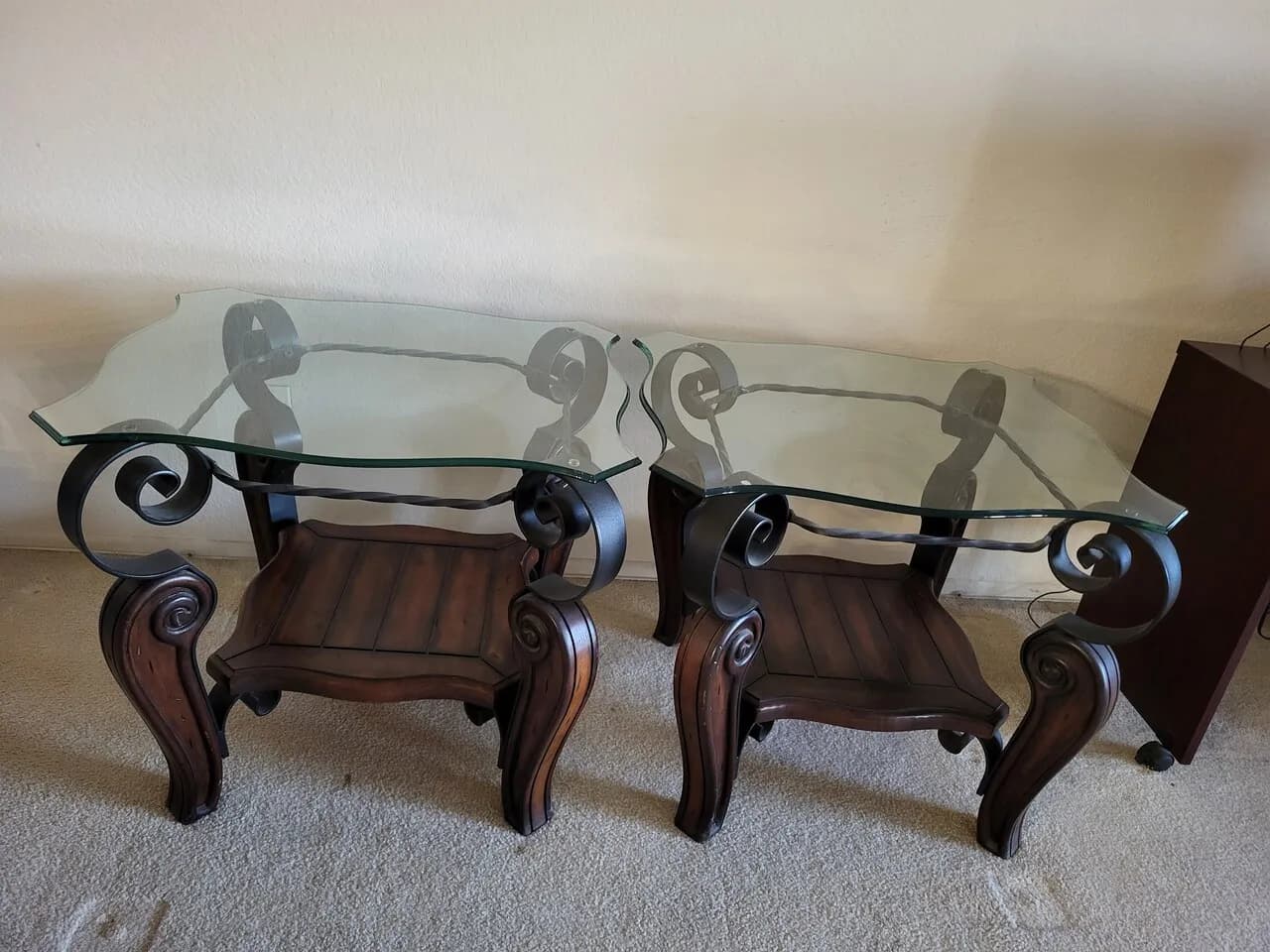 사이드/앤드 태이블 두개 급하게 팝니다.
					무빙세일
					Glendale