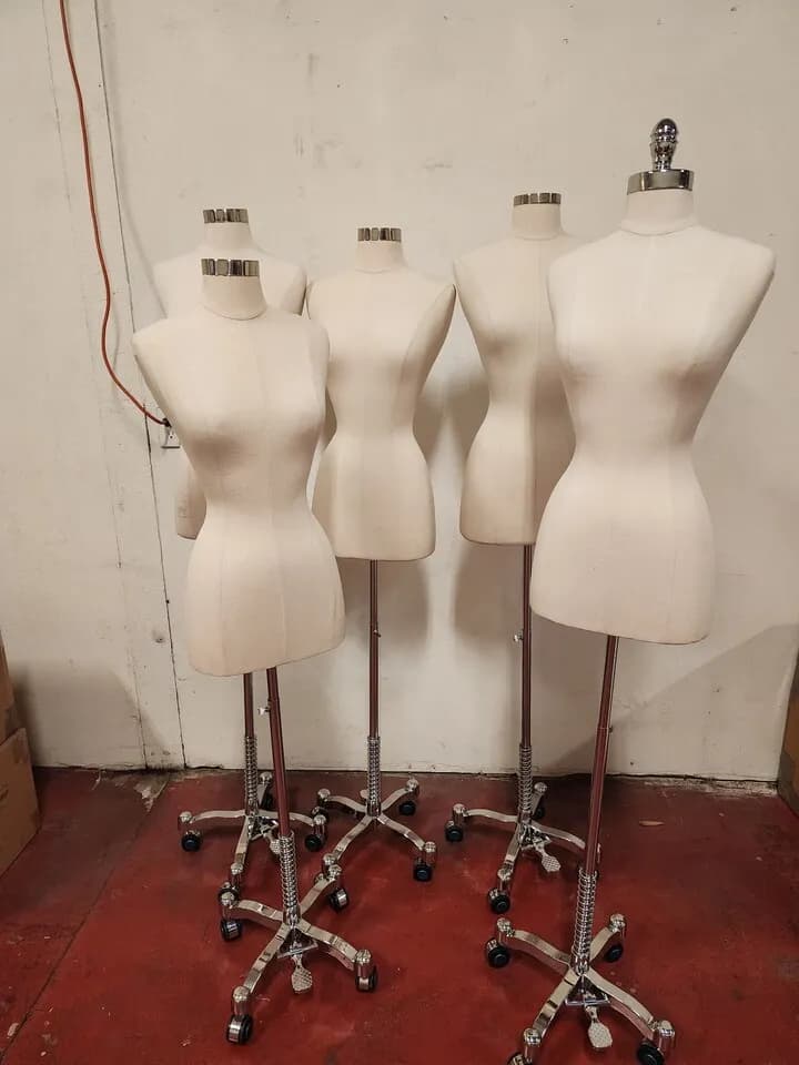 자바 클로즈 세일- 마네킨, 스커트 헹거 , 쇼 테이블
					무빙세일
					Fullerton