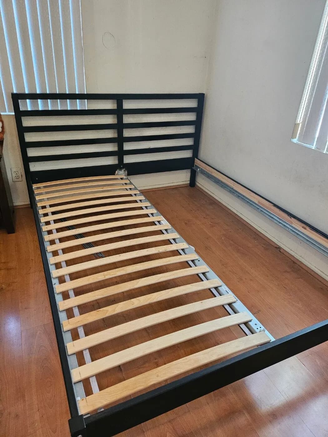 침대 후레임 $30
					가구
					La Crescenta(91214)